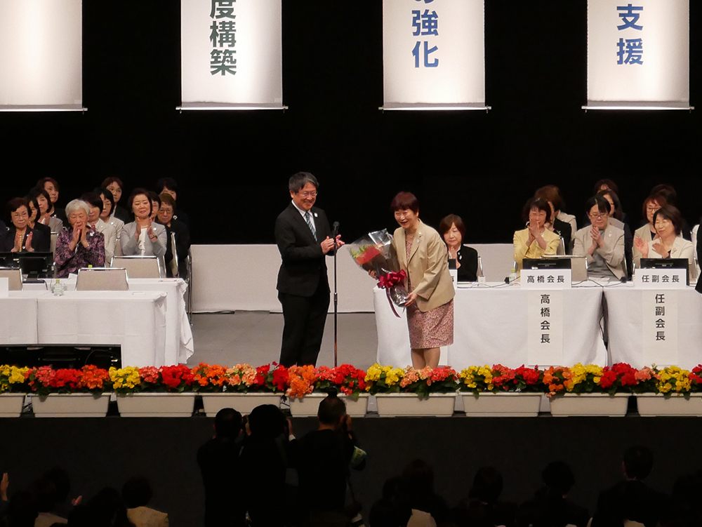 秋山智弥新会長（左）と、高橋弘枝前会長