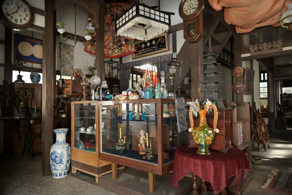 瑞穂屋の店内（場面写真）