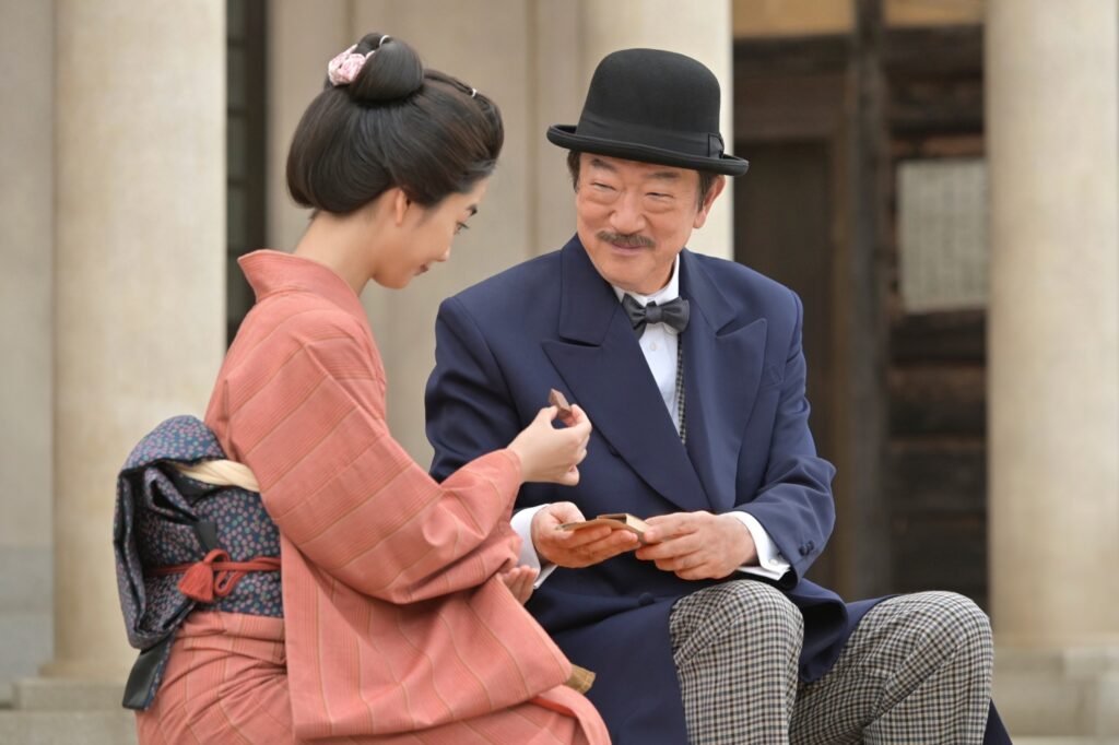 りんにチョコレートを渡す清水卯三郎（場面写真）
