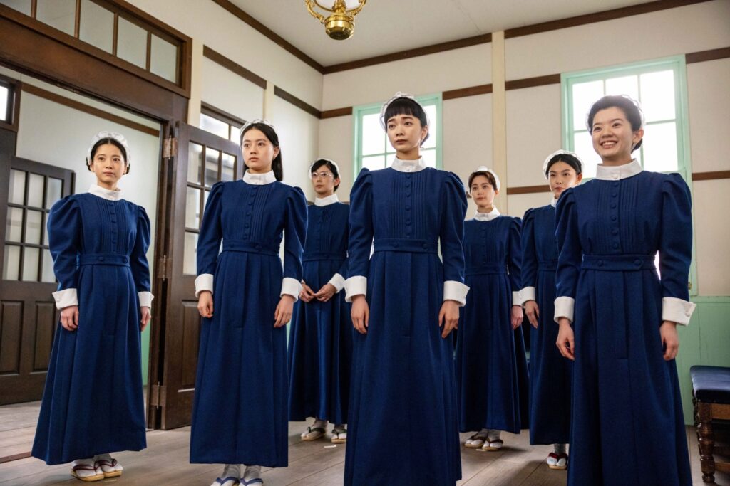 実習ナース服姿の1期生たち（場面写真）