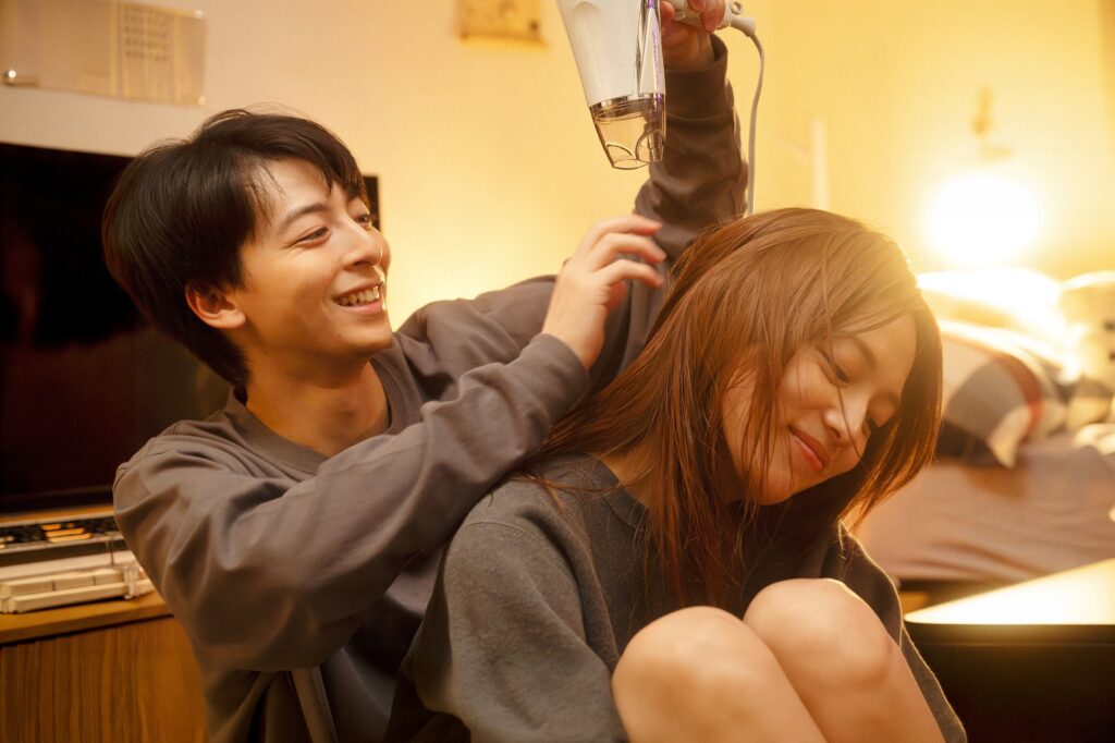 『ママがもうこの世界にいなくても』場面写真_ドライヤー中の和と将一