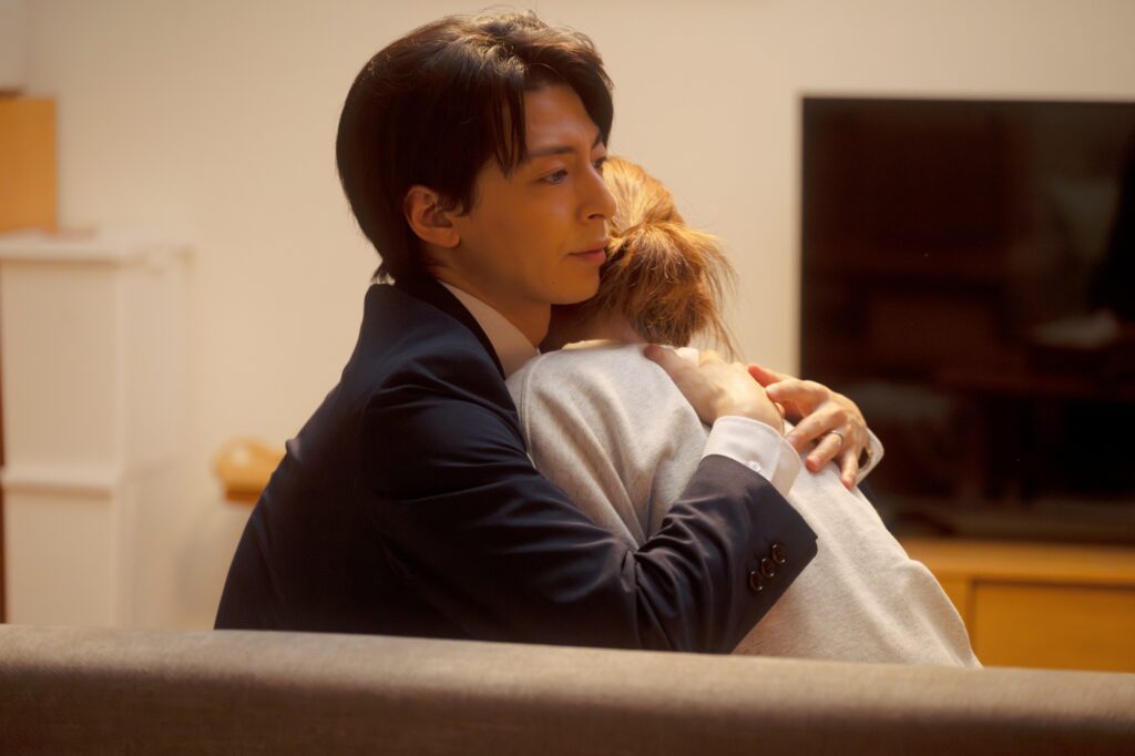 『ママがもうこの世界にいなくても』場面写真_和を抱きしめる将一