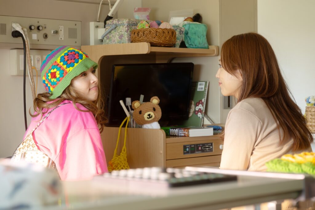 『ママがもうこの世界にいなくても』場面写真_病院での和とひかり